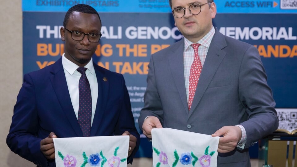Dmytro Kuleba presents Kigali Genocide Memorial Manager Dieudonne Nagiriwubuntu with a towel embroidered by a Ukrainian woman who survived the Holodomor, 25 May 2023